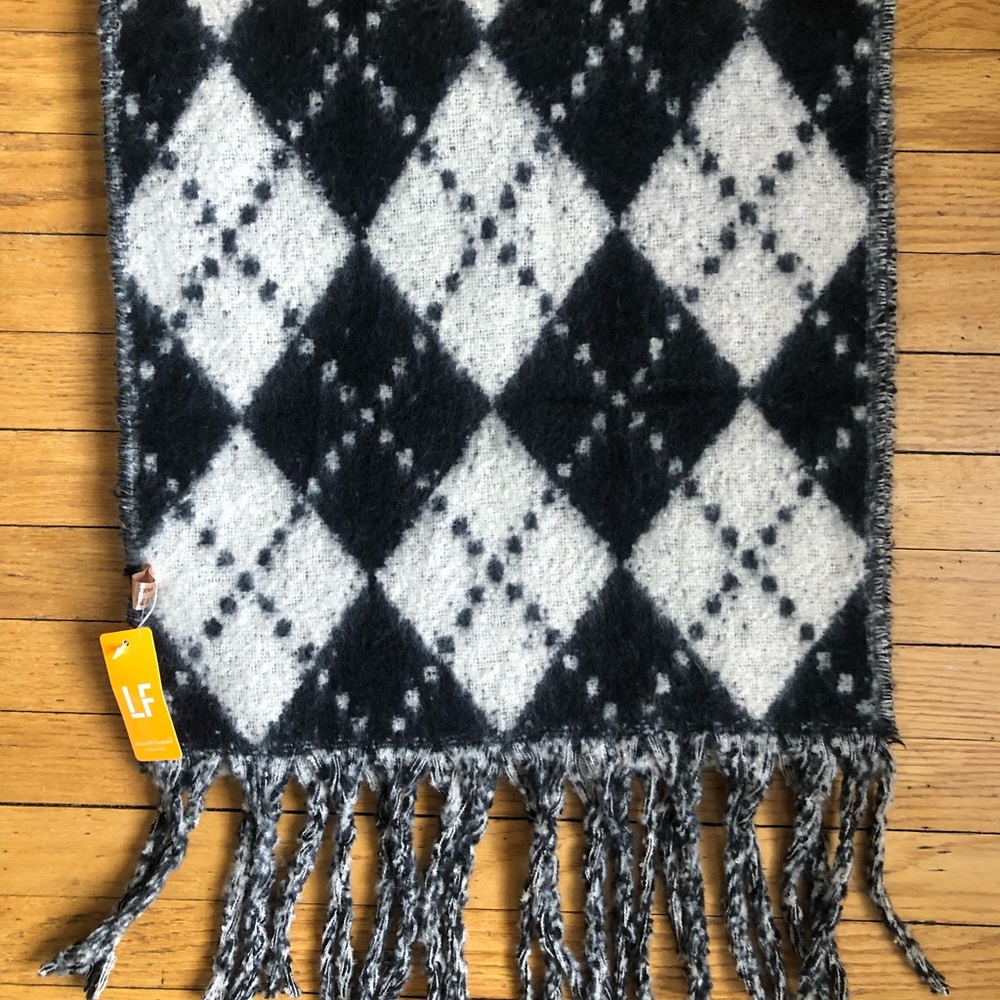 LIF NWT B&W argyle scarf super soft